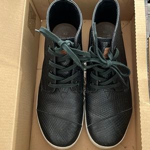 Women’s Toms sz. 8.